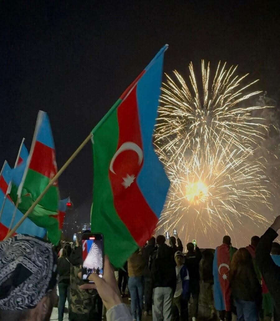 Niaqara şəlaləsi Azərbaycan bayrağının rəngləri ilə işıqlandırılıb - FOTOLAR